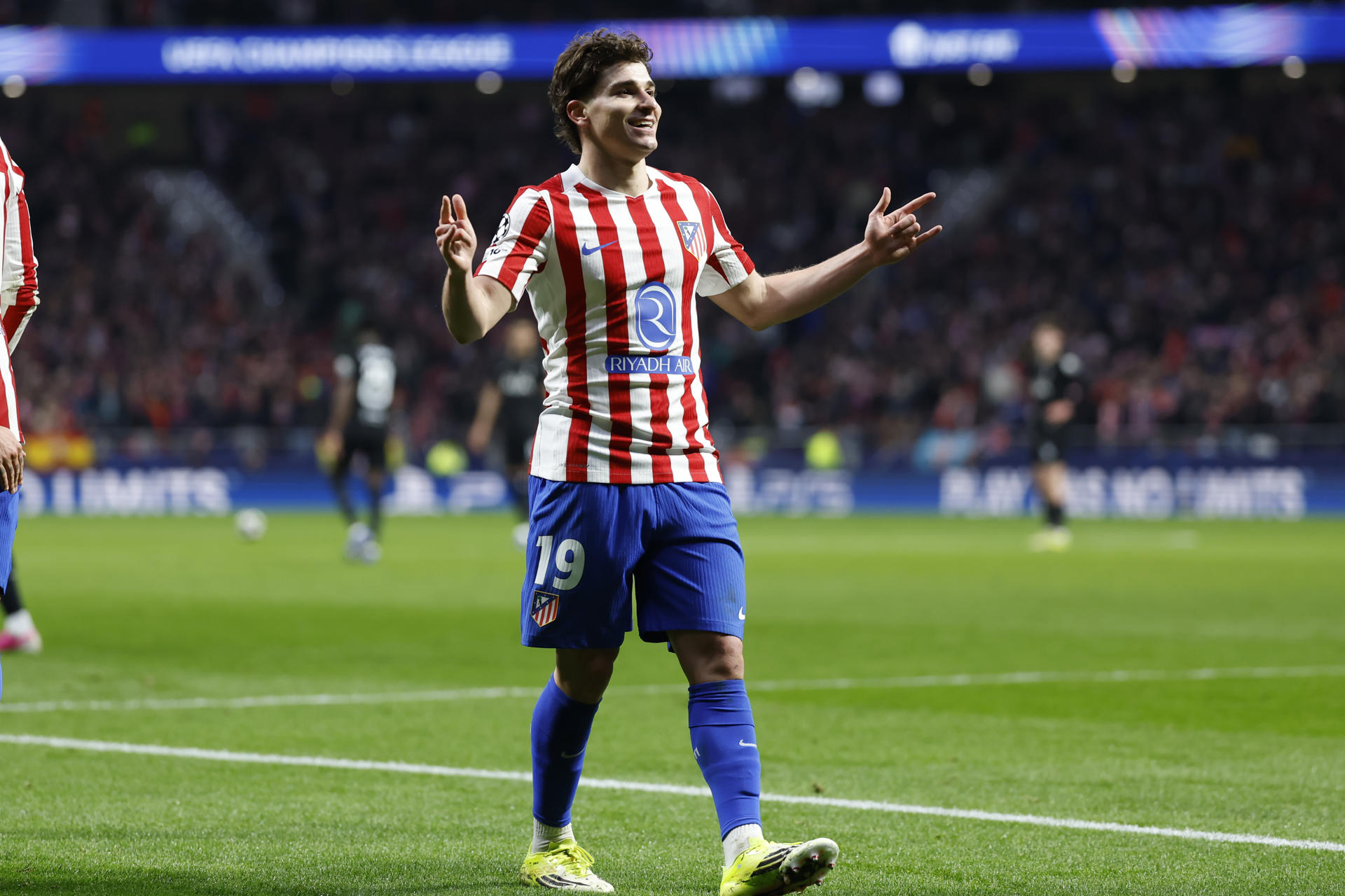 Julian Alvarez celebra uno de sus goles al Tottenham. EFE/ Kiko Huesca