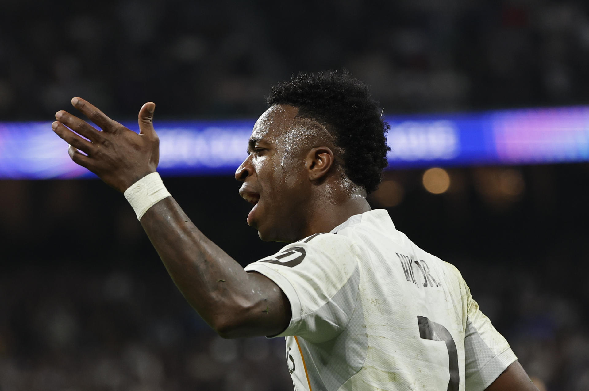 El delantero del Real Madrid Vinicius Junior, durante el partido de vuelta de la fase de acceso a los octavos de la Liga de Campeonesen el estadio Santiago Bernabéu. EFE/Sergio Pérez