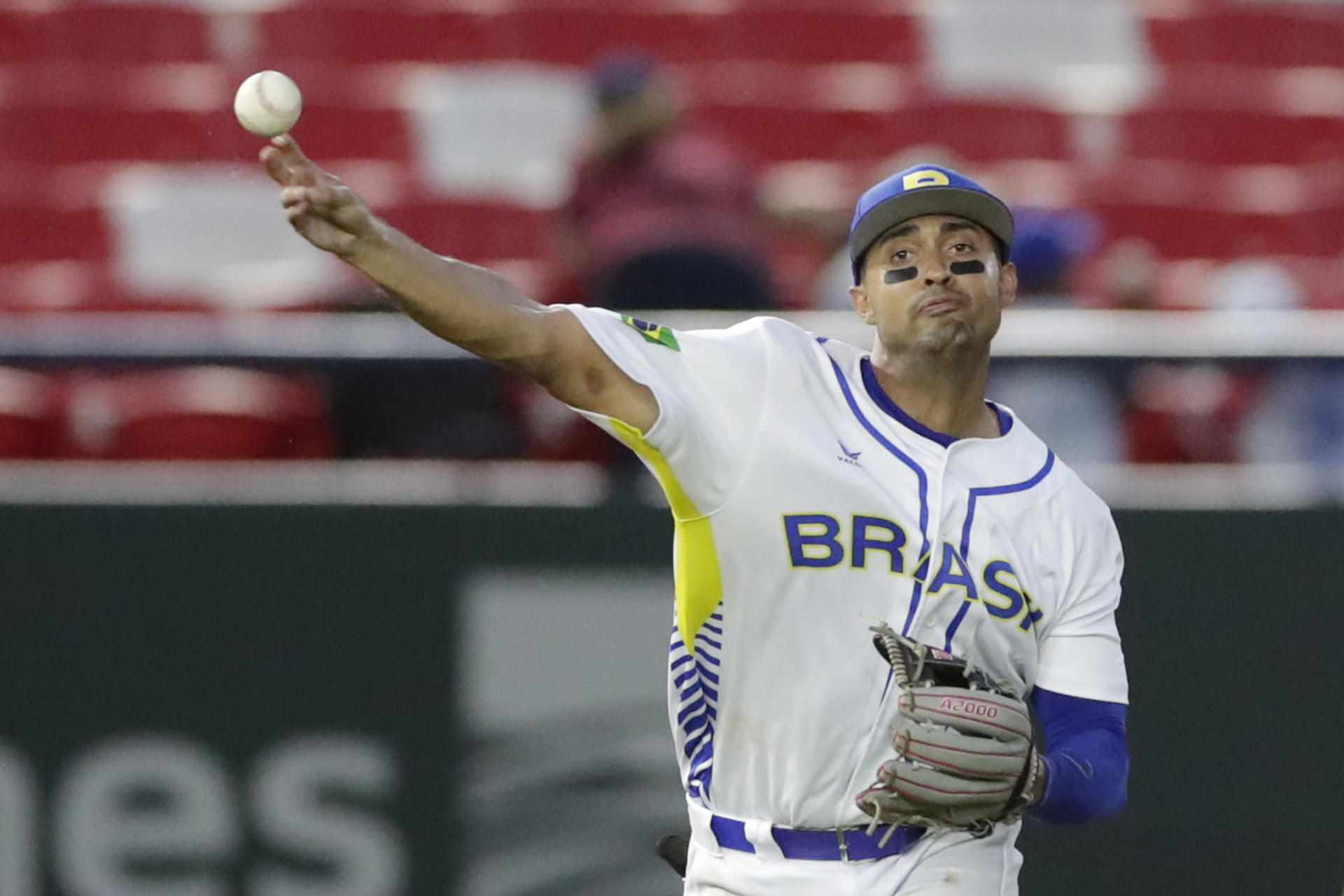 Fotografía de archivo del tercera base brasileño Leonardo Reginatto, una de las figuras emergentes que disputarán a partir del 5 de marzo la sexta edición del Clásico Mundial de Béisbol en el que pondrá fin a su destacada carrera con 36 años. EFE/Bienvenido Velasco