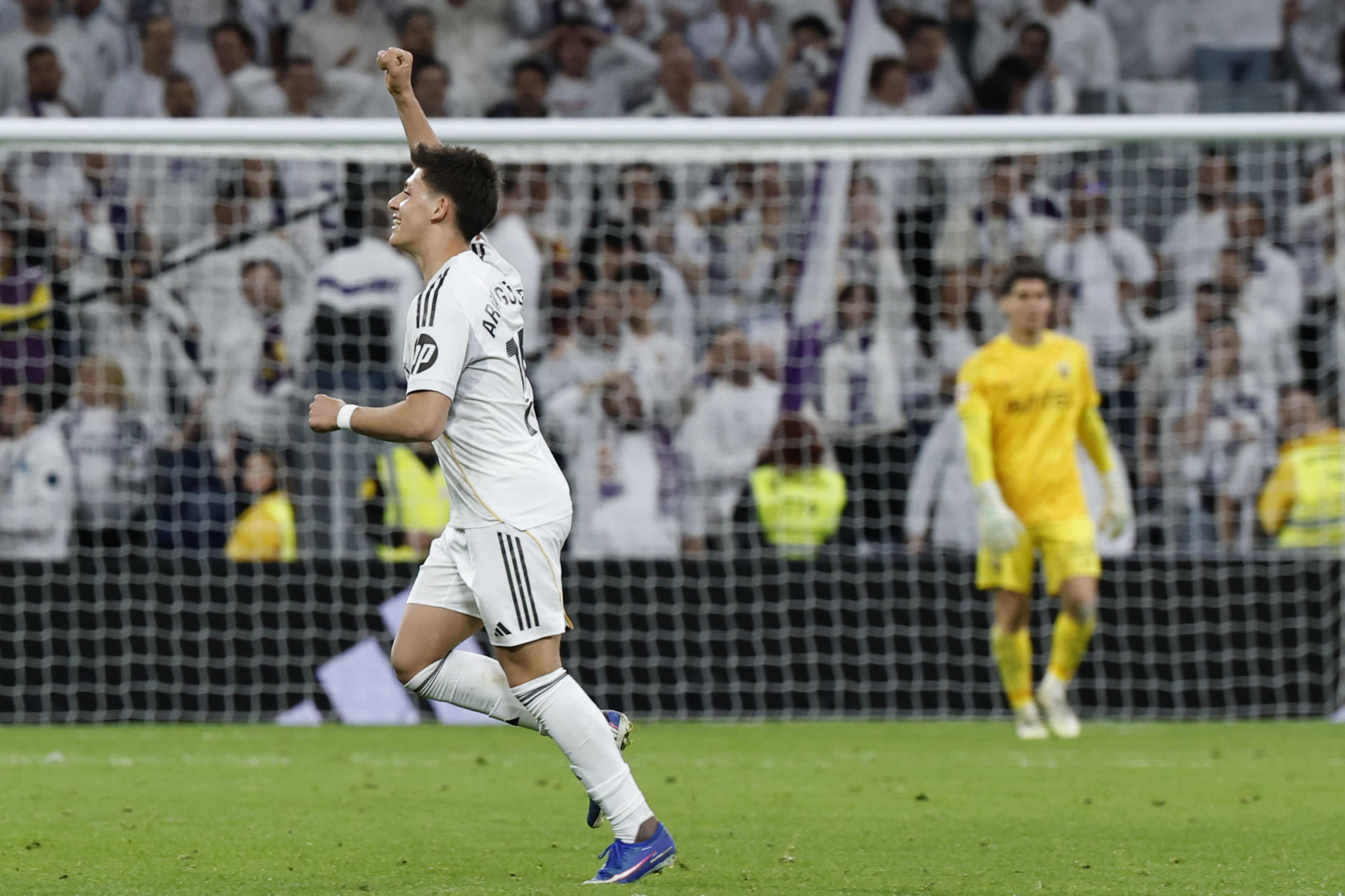 La razón por la que el Real Madrid parece imposible de remontar El delantero turco del Real Madrid, Arda Guler, tras conseguir el cuarto gol de su equipo durante el encuentro correspondiente a la jornada 28 de Laliga EA Sports que disputaron Real Madrid y Elche en el estadio Santiago Bernabéu, en Madrid. EFE / Sergio Pérez.