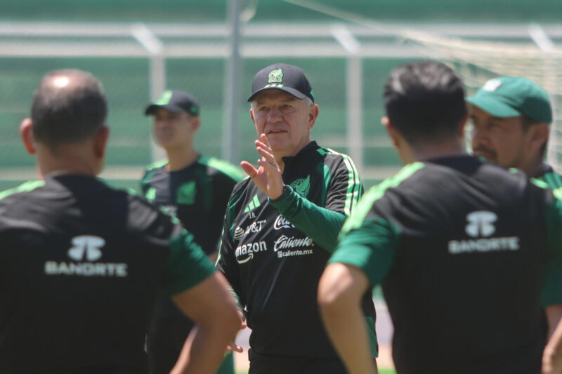 El seleccionador de México, Javier Aguirre (c), habla durante un entrenamiento. Imagen de archivo. EFE/ Juan Carlos Torrejón