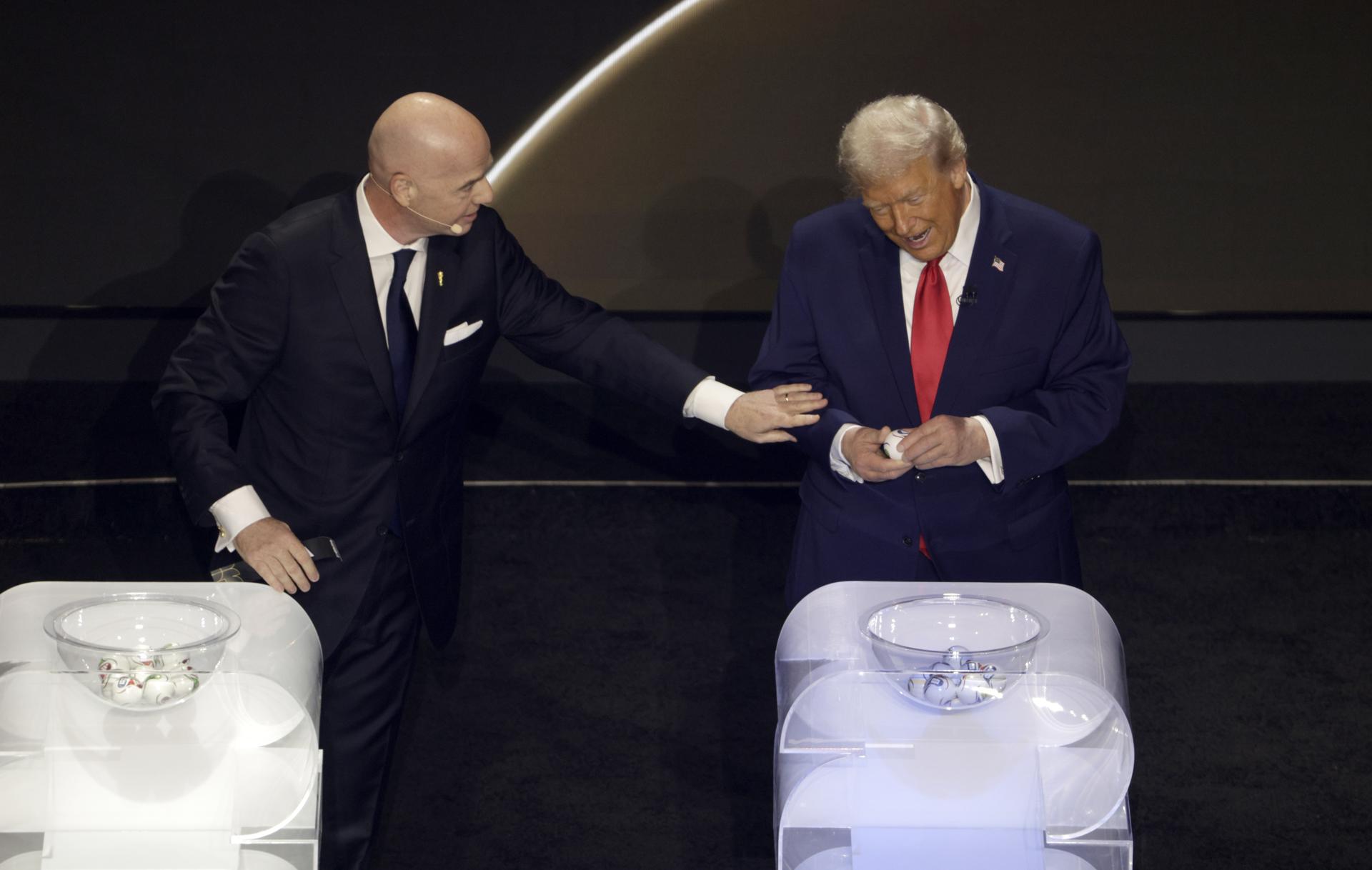 FIFA llega a Vancouver bajo presión por derechos humanos y diplomacia El presidente de la FIFA, Gianni Infantino (izq.), habla con el presidente de Estados Unidos, Donald Trump, durante el sorteo de los tres países coanfitriones del Sorteo Final de la Copa Mundial de la FIFA 2026 en el Kennedy Center en Washington DC, EE. UU., el 5 de diciembre de 2025. EFE/EPA/SHAWN THEW