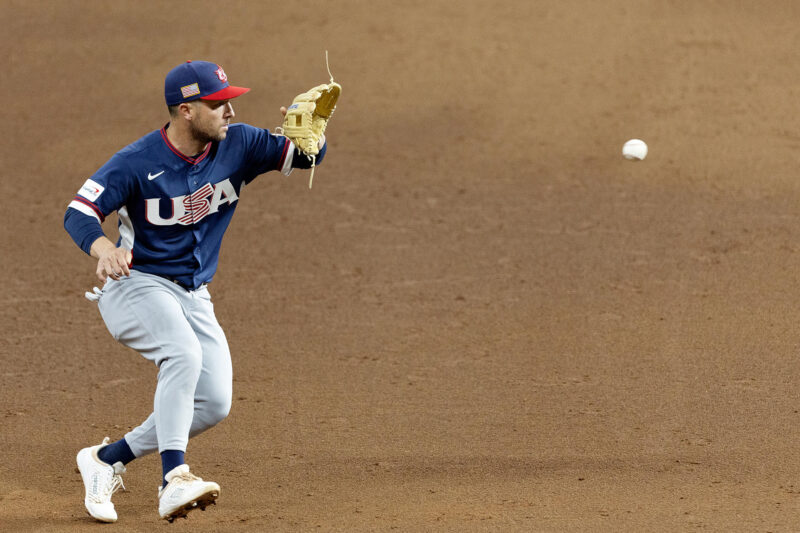 Estados Unidos consigue boleto a semifinales vs República Dominicana Alex Bregman, de Estados Unidos, se prepara para atrapar una bola este viernes durante un partido del Clásico Mundial de Béisbol ante Canadá en el estadio Daikin Park, en Houston (Estados Unidos). EFE/ Carlos Ramírez