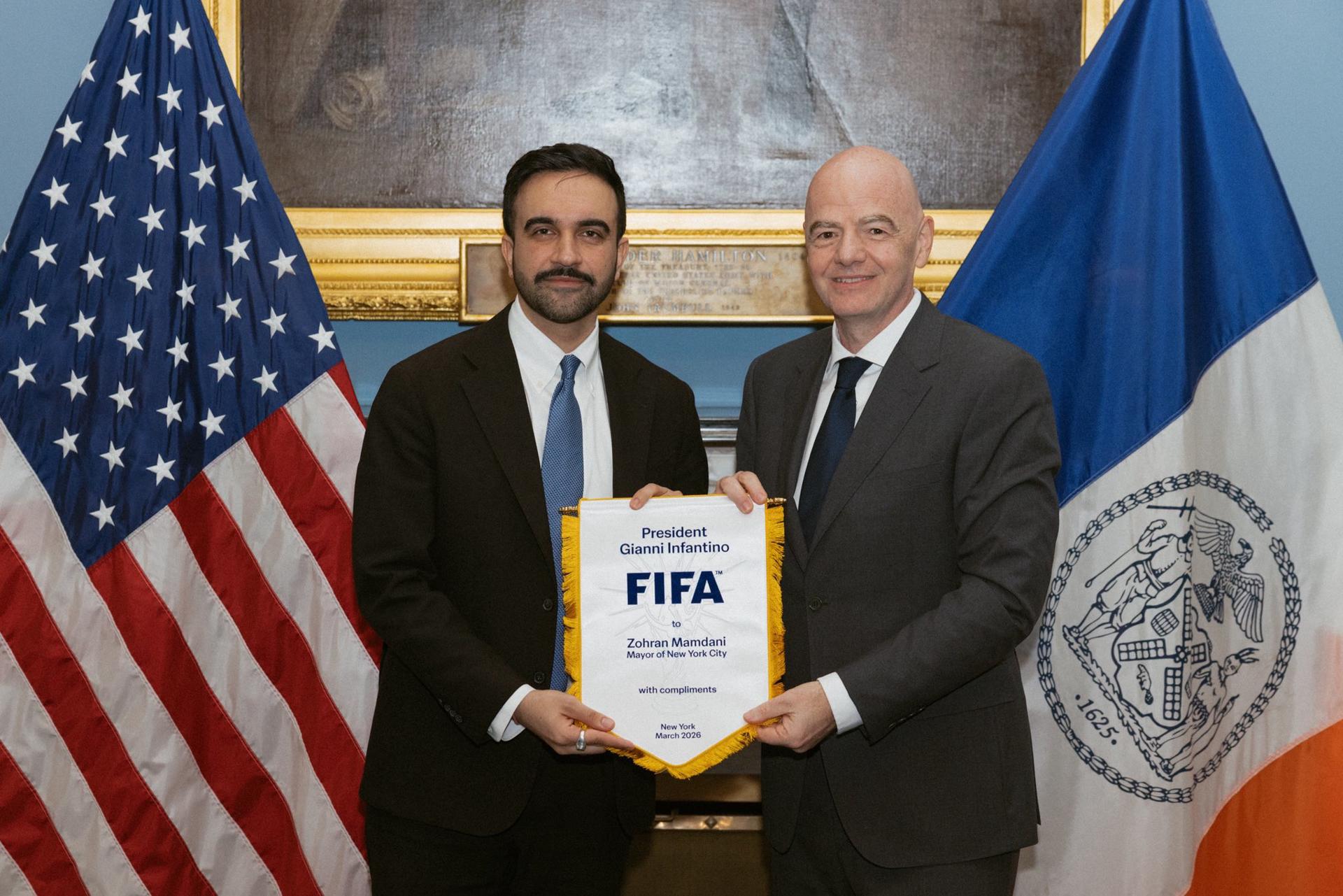 Fotografía tomada de la cuenta oficial en X del alcalde de Nueva York, Zohran Mamdani (@NYCMayor), junto al presidente de la FIFA, Gianni Infantino (d), sosteniendo un banderín durante una reunión en Nueva York (Estados Unidos). EFE/@nycmayor/SOLO USO EDITORIAL/NO VENTAS/ SOLO DISPONIBLE PARA ILUSTRAR LA NOTICIA QUE ACOMPAÑA (CRÉDITO OBLIGATORIO)