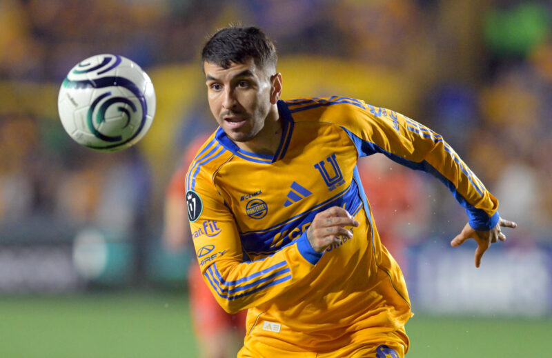Angel Correa de Tigres de México controla el balón. Imagen de archivo. EFE/ Miguel Sierra