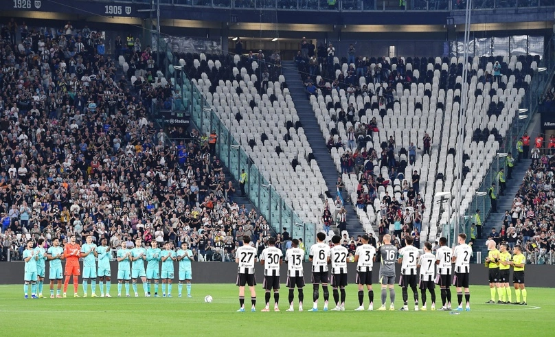 Turín (Italia), 19/04/2026.- Se observa un minuto de silencio en memoria del fallecido Alex Manninger antes del partido de fútbol de la Serie A italiana entre la Juventus FC y el Bologna FC en Turín, Italia, el 19 de abril de 2026. (Italia) EFE/EPA/ALESSANDRO DI MARCO Serie A