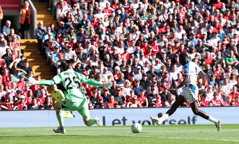 Héroe bajo palos y polémica en Anfield: El Liverpool vence al Palace
