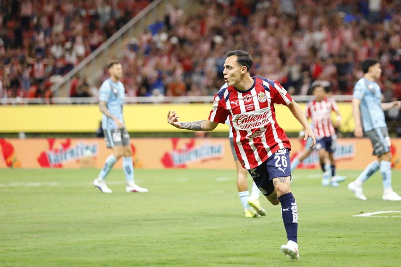 GUADALAJARA (MÉXICO), 18/04/2026.- Hugo Camberos de Guadalajara celebra un gol este sábado, durante un partido del torneo clausura 2026 de la Liga MX entre Guadalajara y Puebla en el Estadio Akron, en Guadalajara, Jalisco (México). EFE/ Francisco Guasco Chivas