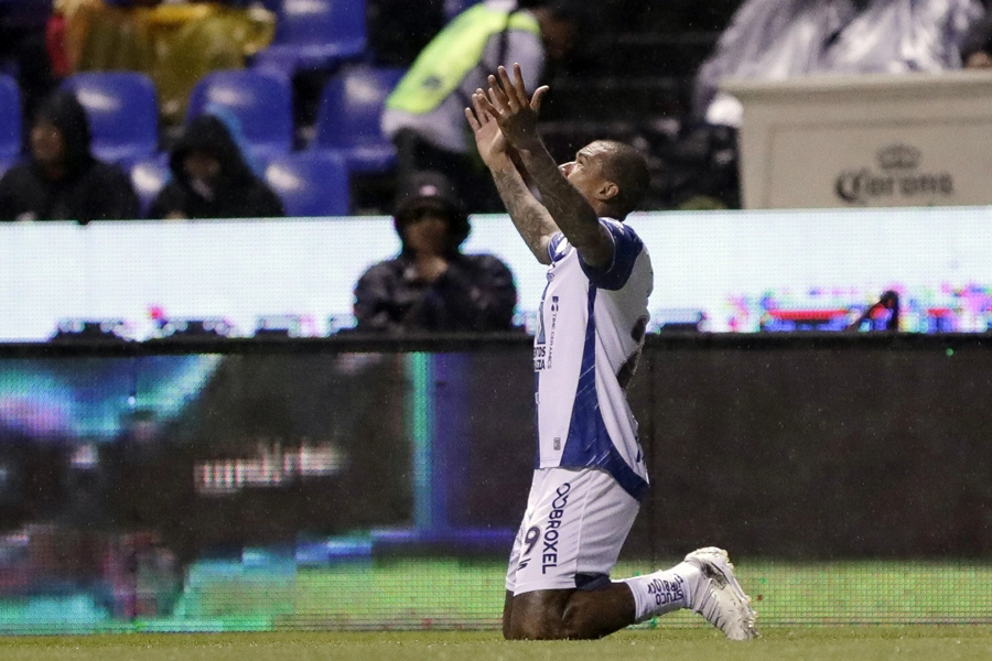 PUEBLA (MÉXICO), 04/04/2026.- Robert Nunes (Kenedy) del Pachuca celebra un gol este sábado, durante un partido entre Cruz Azul y Pachuca en el estadio Cuauhtémoc en Puebla (México). EFE/Hilda Ríos