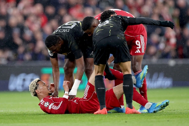 LIVERPOOL (Reino Unido), 14/04/2026.- Hugo Ekitike, del Liverpool, cae lesionado durante el partido de vuelta de los cuartos de final de la UEFA Champions League entre el Liverpool FC y el Paris Saint-Germain, en Liverpool, Gran Bretaña, el 14 de abril de 2026. (Liga de Campeones, Reino Unido) EFE/EPA/ADAM VAUGHAN