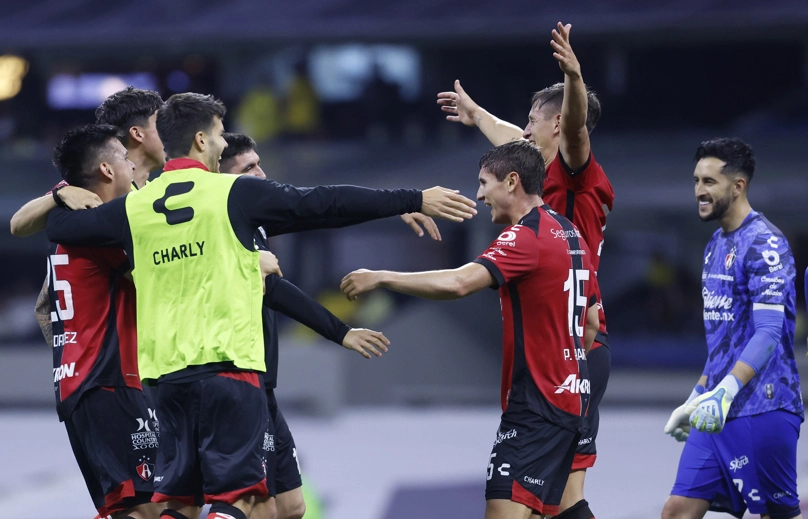 CIUDAD DE MÉXICO (MÉXICO), 25/04/2026.- Jugadores del Atlas celebran un gol este sábado, en un partido de la Liga MX entre América y Atlas en el estadio Banorte en Ciudad de México (México). EFE/ Sáshenka Gutiérrez
