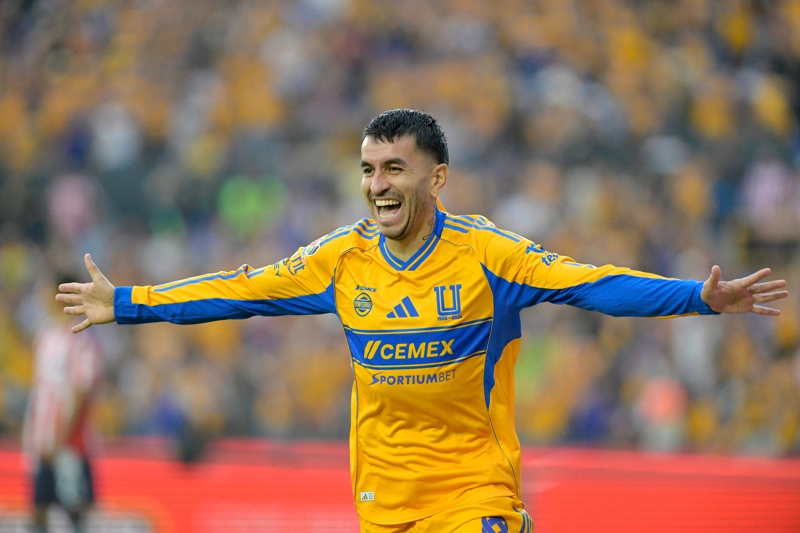 SAN NICOLÁS DE LOS GARZA (MÉXICO), 11/04/2026.- Ángel Correa de Tigres celebra un gol este sábado, en un partido de la Liga MX entre Tigres y Guadalajara en el Estadio Universitario de la ciudad de San Nicolás de los Garza (México). EFE/ Miguel Sierra