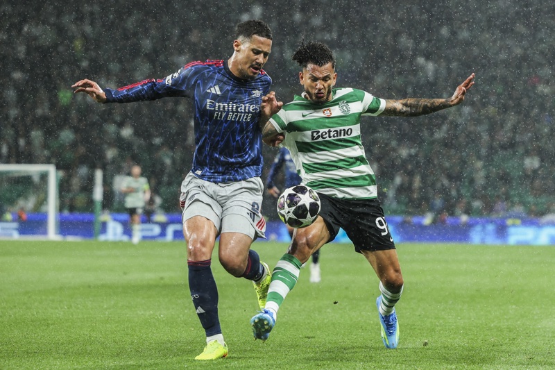 Lisbon (Portugal), 07/04/2026.- Sporting player Luis Suarez (R) in action against Arsenal player William Saliba during the UEFA Champions League quarter-final first leg soccer match between Sporting CP and Arsenal FC at Jose Alvalade Stadium in Lisbon, Portugal, 07 April 2026. (Liga de Campeones, Lisboa) EFE/EPA/MIGUEL A. LOPES