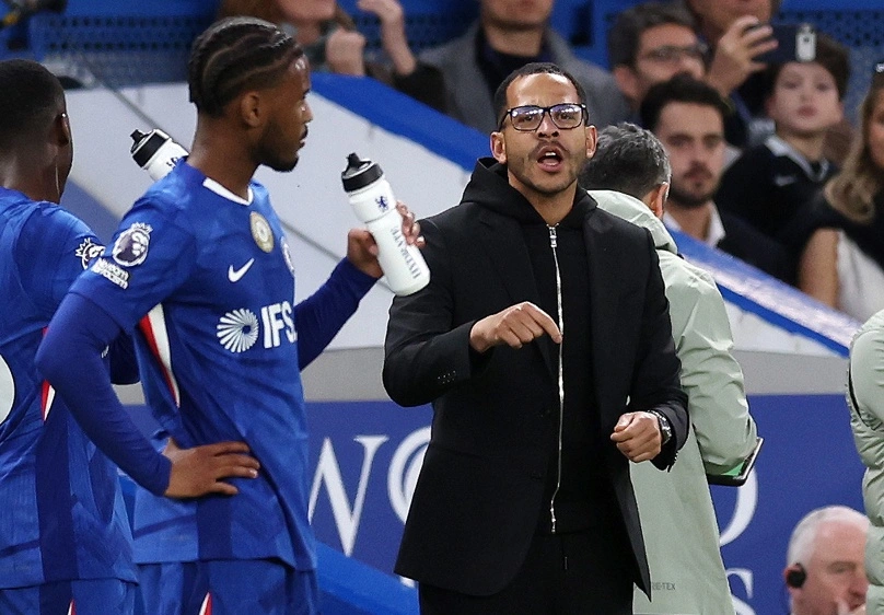 LONDRES (Reino Unido), 18/04/2026.- El director técnico del Chelsea, Liam Rosenior (derecha), da instrucciones durante el partido de la Premier League inglesa entre el Chelsea FC y el Manchester United en Londres, Gran Bretaña, el 18 de abril de 2026. (Reino Unido, Londres) EFE/EPA/ANDY RAIN