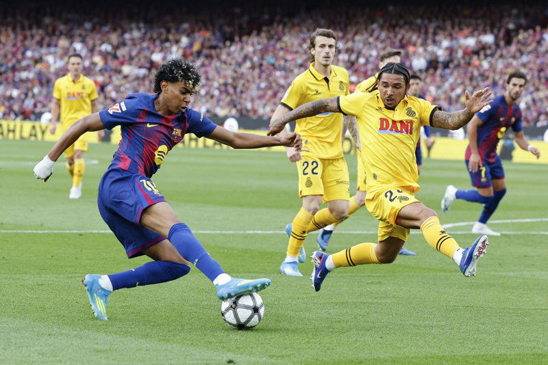 BARCELONA, 11/04/2026.- El delantero del Barcelona Lamine Yamal (i) juega un balón ante Tyrhys Dolan (d), del Espanyol, durante el partido de la jornada 31 de LaLiga EA Sports que FC Barcelona y RCD Espanyol disputan este sábado en el Camp Nou. EFE/Toni Albir