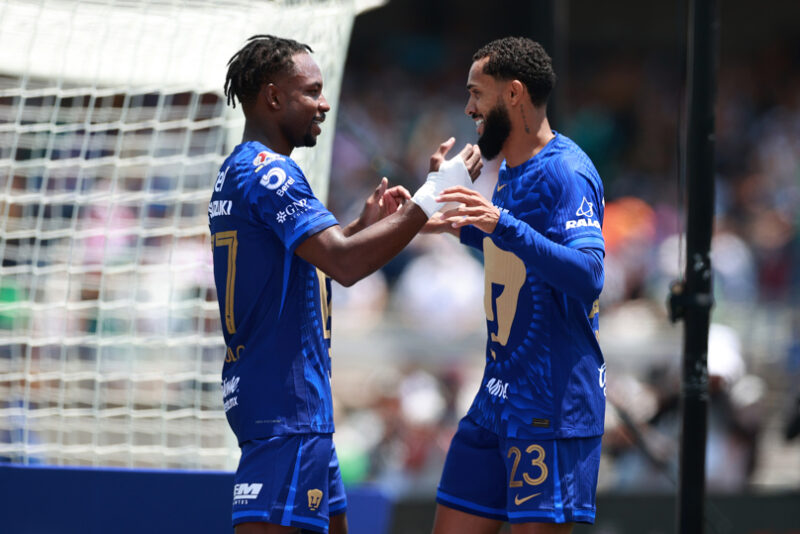 CIUDAD DE MÉXICO (MÉXICO), 12/04/2026.- Alvaro Angulo (i) y Olavio Vieira Dos Santos de Pumas celebran un gol este domingo, en un partido de la Liga MX entre Pumas y Mazatlán en el estadio Olímpico Universitario en Ciudad de México (México). EFE/ Alex Cruz Liguilla