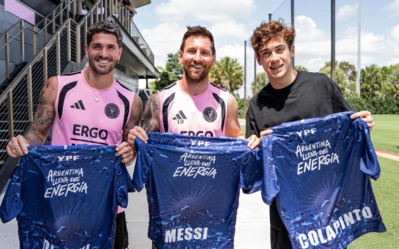 Rodrigo de Paul, Lionel Messi y Franco Colapinto. Foto: Instagram (@ypfoficial)