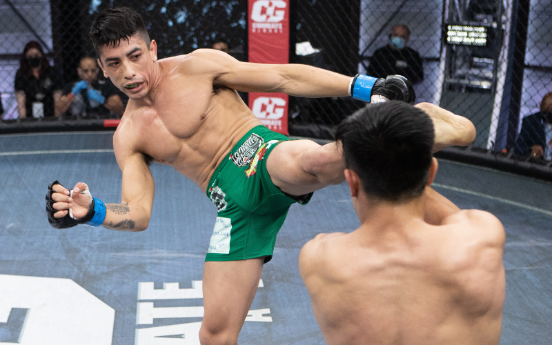 Gianni “Kriptonita” Vázquez (izquierda) es el único peleador en la historia que ha derrotado al contendiente clasificado a nivel mundial David Martínez (derecha). Crédito de la foto: Scott Hirano / Combate Global