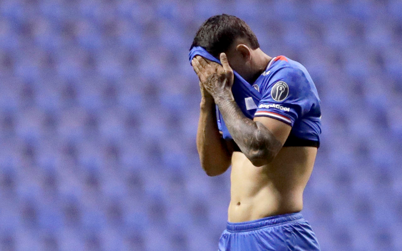 PUEBLA (MÉXICO), 18/04/2026.- Gabriel Fernández de Cruz Azul reacciona este sábado, durante partido del torneo Clausura 2026 de la Liga MX en el estadio Cuauhtémoc en Puebla (México). EFE/Hilda Ríos