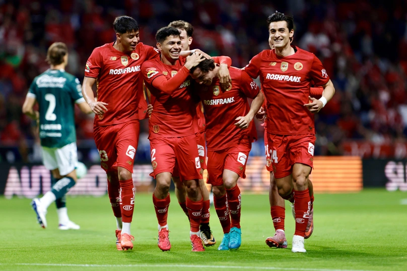 TOLUCA (MÉXICO), 25/04/2026.- Jugadores de Toluca celebran un gol este sábado, en un partido de la Liga MX entre Toluca y León, en el estadio Nemesio Diez en Toluca (México). EFE/ Felipe Gutiérrez
