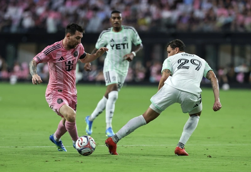 MIAMI (Estados Unidos), 05/04/2026.- El delantero del Inter Miami CF, Lionel Messi (izq.), en acción contra el defensa del Austin FC, Guilherme Biro (der.), durante el partido de fútbol de la MLS entre el Inter Miami CF y el Austin FC en el Nu Stadium en Miami, Florida, EE. UU., el 04 de abril de 2026. EFE/EPA/CRISTOBAL HERRERA-ULASHKEVICH