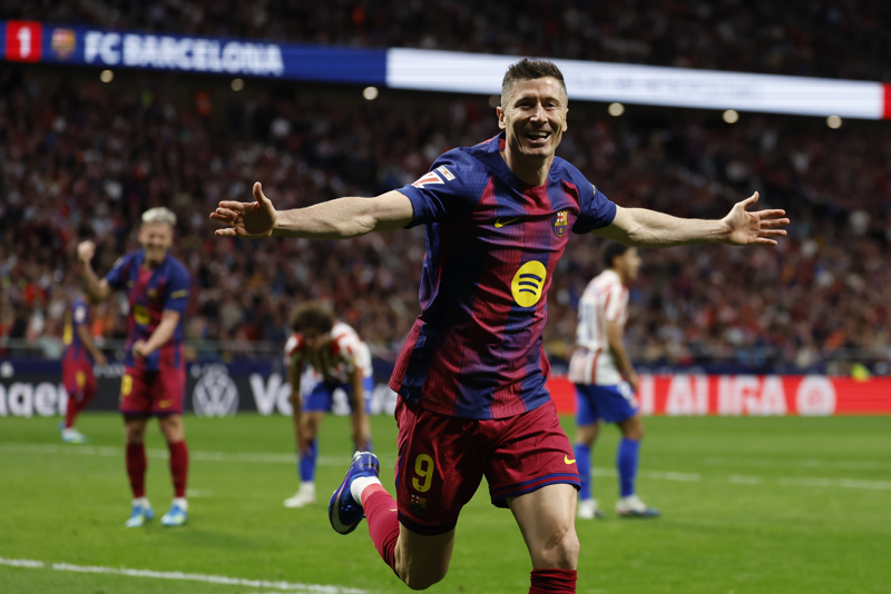 Zarpazo de Lewandowski y el Barcelona se encamina a una nueva Liga