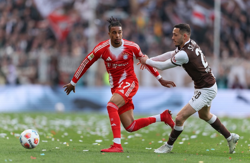 HAMBURG (Germany), 11/04/2026.- Michael Olise (L) of Bayern Munich and Mathias Pereira Lage of St. Pauli in action during the German Bundesliga soccer match between FC St. Pauli and Bayern Munich in Hamburg, Germany, 11 April 2026. (Alemania, Hamburgo) EFE/EPA/SELIM SUDHEIMER
