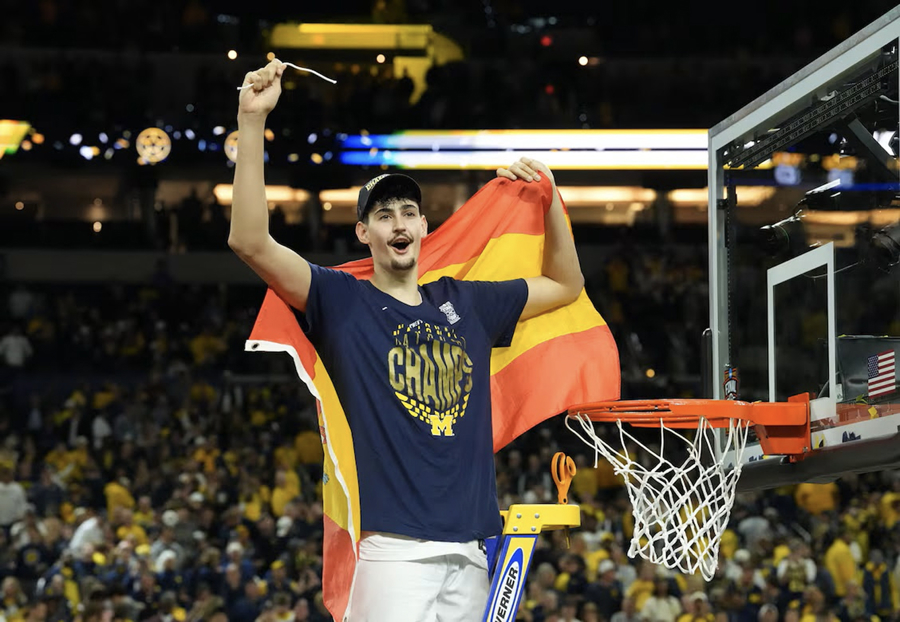 WASHINGTON (ESTADOS UNIDOS) 07/04/2026.- El pívot español Aday Mara fue elegido este lunes en el quinteto ideal del 'March Madness' tras proclamarse campeón de la NCAA con los Michigan Wolverines, que derrotaron a los UConn Huskies por 69-63 en la final. EFE/FEB