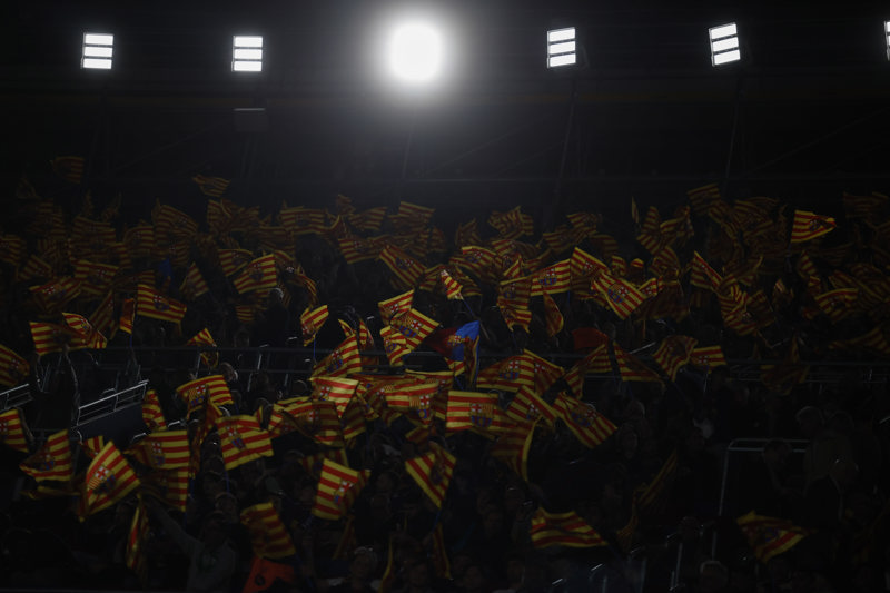 Radicales del Barcelona rompen una luna del autobús del Atlético