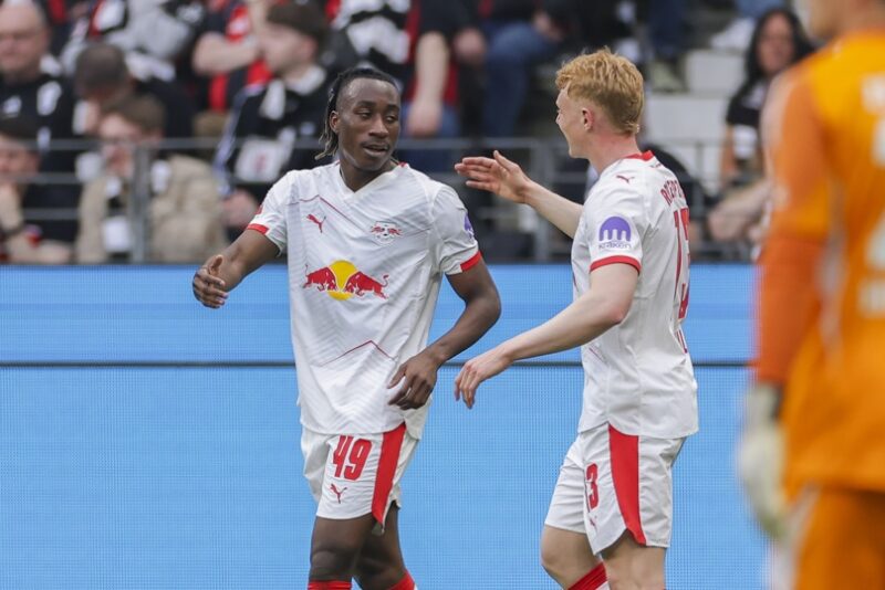 FRANKFURT (Germany), 18/04/2026.- Yan Diomande of RB Leipzig (L) celebrates with his teammates after scoring the 0-1 goal during the German Bundesliga soccer match between Eintracht Frankfurt and RB Leipzig in Frankfurt, Germany, 18 April 2026. (Alemania) EFE/EPA/CHRISTOPHER NEUNDORF CONDITIONS - ATTENTION: The DFL regulations prohibit any use of photographs as image sequences and/or quasi-video.