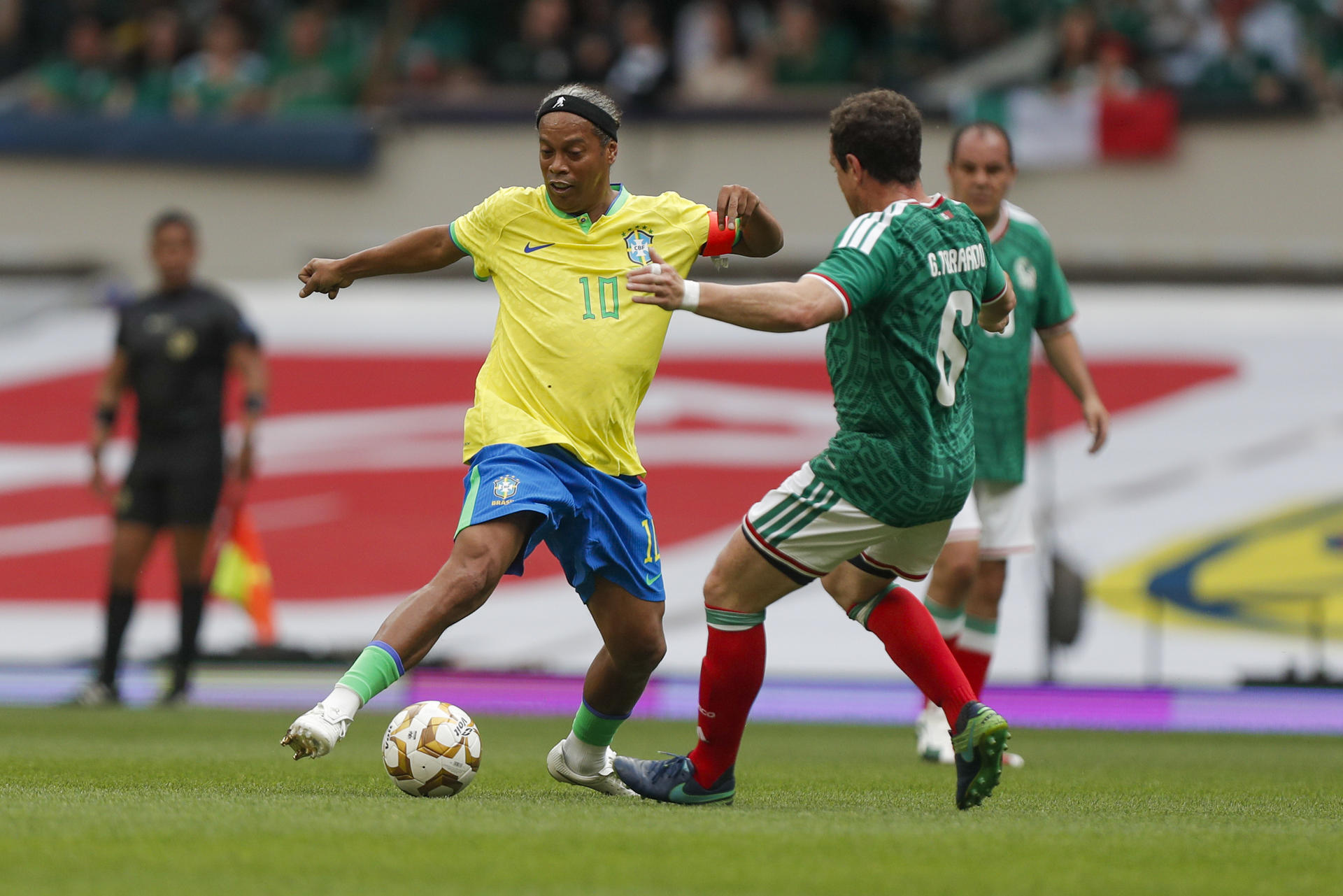 ¡Regresa la magia! Ronaldinho volverá a las canchas en Italia Gerardo Torrado (d), de México, disputa un balón con Ronaldinho, de Brasil, en el partido de Leyendas entre México y Brasil en el estadio Banorte, en Ciudad de México (México). EFE/ Isaac Esquivel