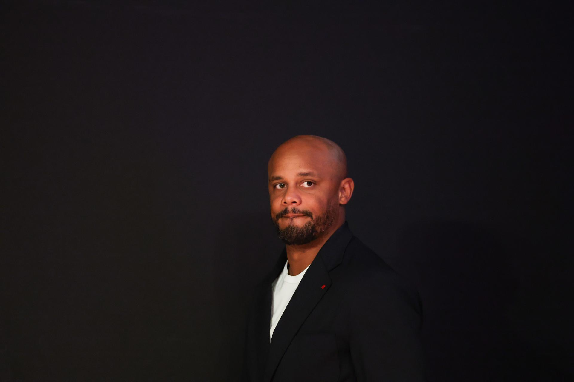 El jugador del Bayern Vincent Kompany atiende a los medios en el Parque de los Príncipes en París, Francia. EFE/EPA/Mohammed Badra