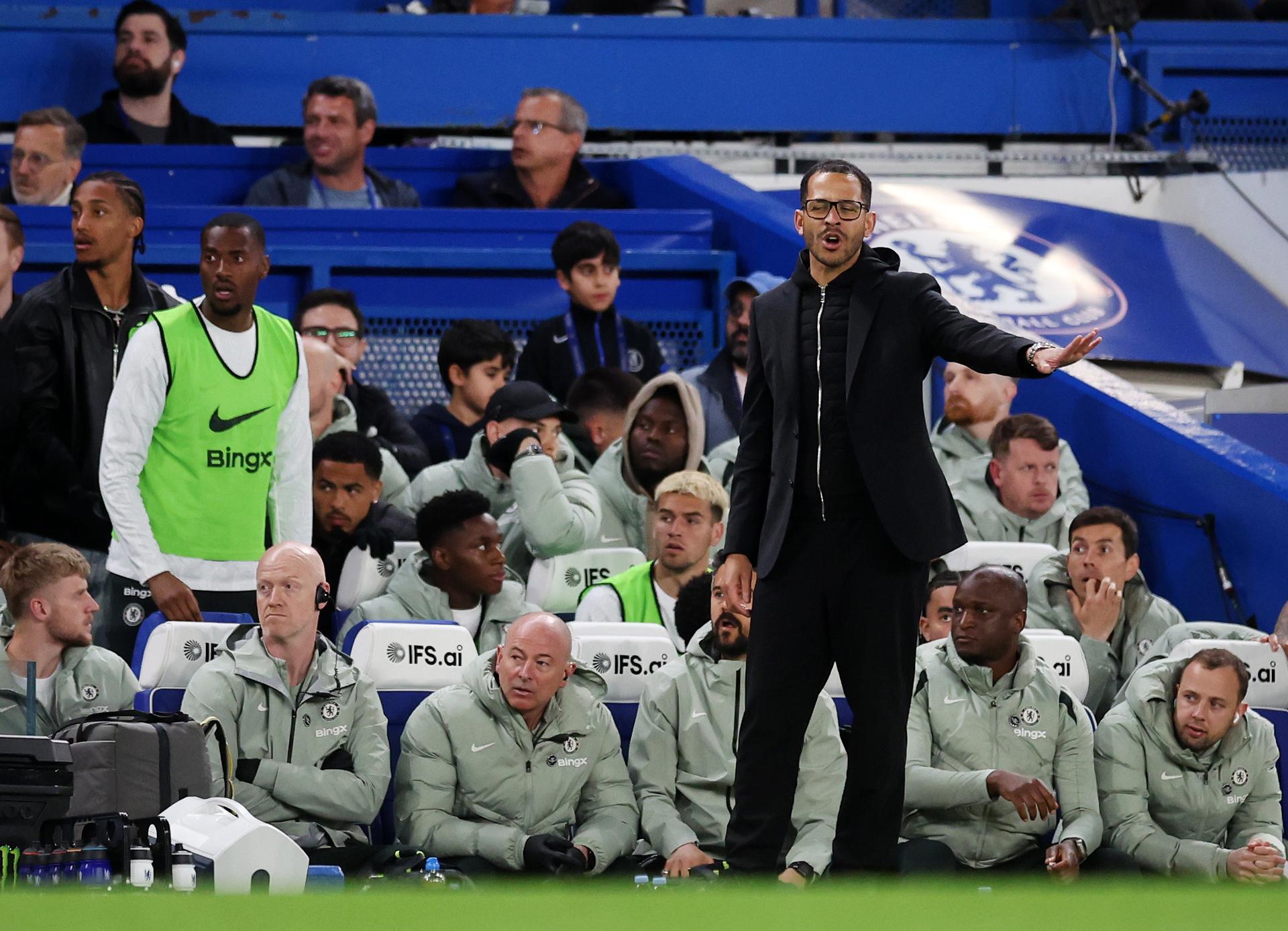 El entrenador del Chelsea, Liam Rosenior, durante el partido de Premier League ante el Manchester United el pasado sábado 18. EFE/EPA/ANDY RAIN EDITORIAL USE ONLY. No use with unauthorized audio, video, data, fixture lists, club/league logos, 'live' services or NFTs. Online in-match use limited to 120 images, no video emulation. No use in betting, games or single club/league/player publications.