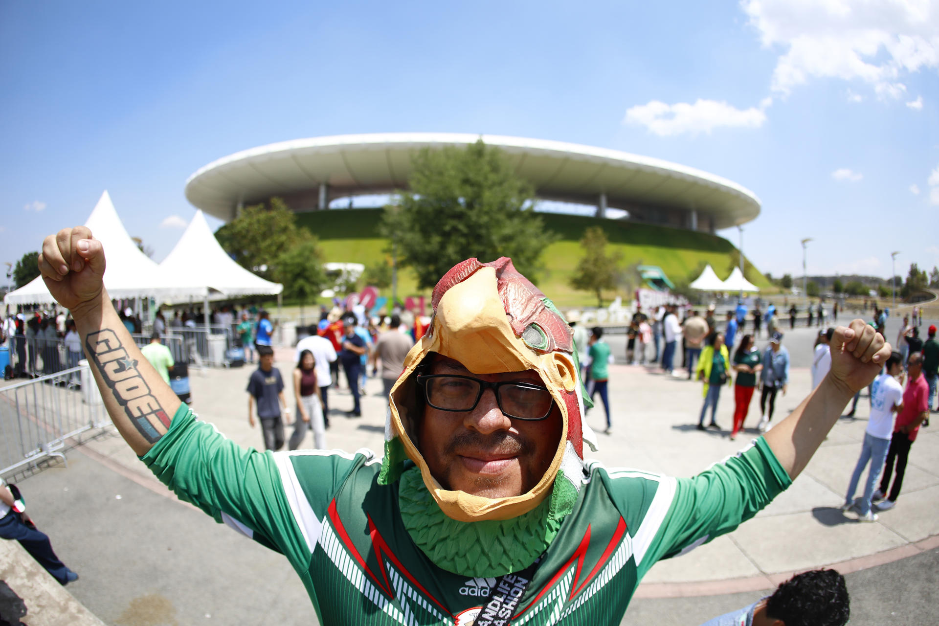 Un aficionado posa previo a un partido de repechaje para la Copa Mundial 2026 entre República del Congo y Jamaica en el Estadio Akron en Guadalajara (México). Imagen de archivo. EFE/ Francisco Guasco