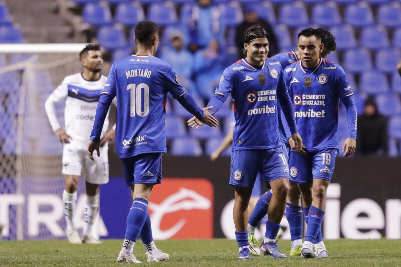 Momio corto para América ante un Cruz Azul más sólido Jugadores de Cruz Azul celebran un gol durante un partido de los octavos de final de la Copa de Campeones Concacaf en el estadio Cuauhtémoc en Puebla (México). Imagen de archivo. EFE/Hilda Ríos