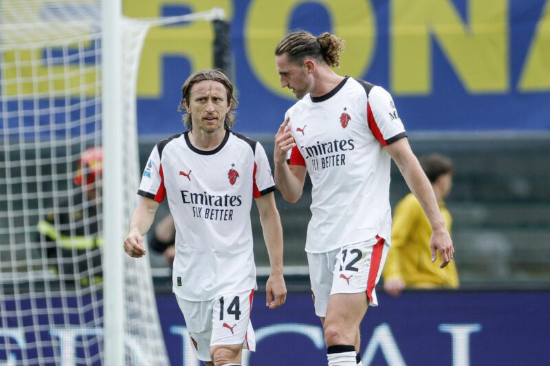 El jugador del AC Milan Adrien Rabiot (d) celebra con su compañero Luka Modric el 0-1 durante el partido de la Serie A que han jugado Hellas Verona FC y AC Milan en Verona, Italia. EFE/EPA/EMANUELE PENNACCHIO
