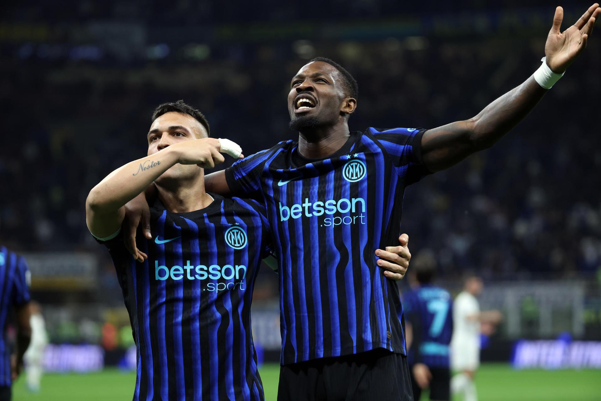 Los jugadores del Inter Milan Lautaro Martinez (I) y Marcus Thuram celebran el 3-1 durante el partido de la Serie A que han jugado FC Inter y AS Roma, en Milan, Italia. EFE/EPA/MATTEO BAZZI