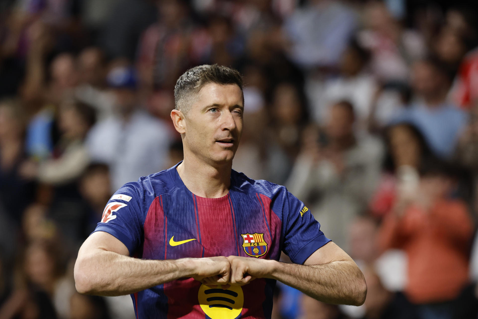 El delantero del FC Barcelona Robert Lewandowski, durante el partido disputado por su equipo el pasado 4 de abril contra el Atlético de Madrid, correspondiente a la trigésima jornada de LaLiga EA Sports. EFE/ Mariscal