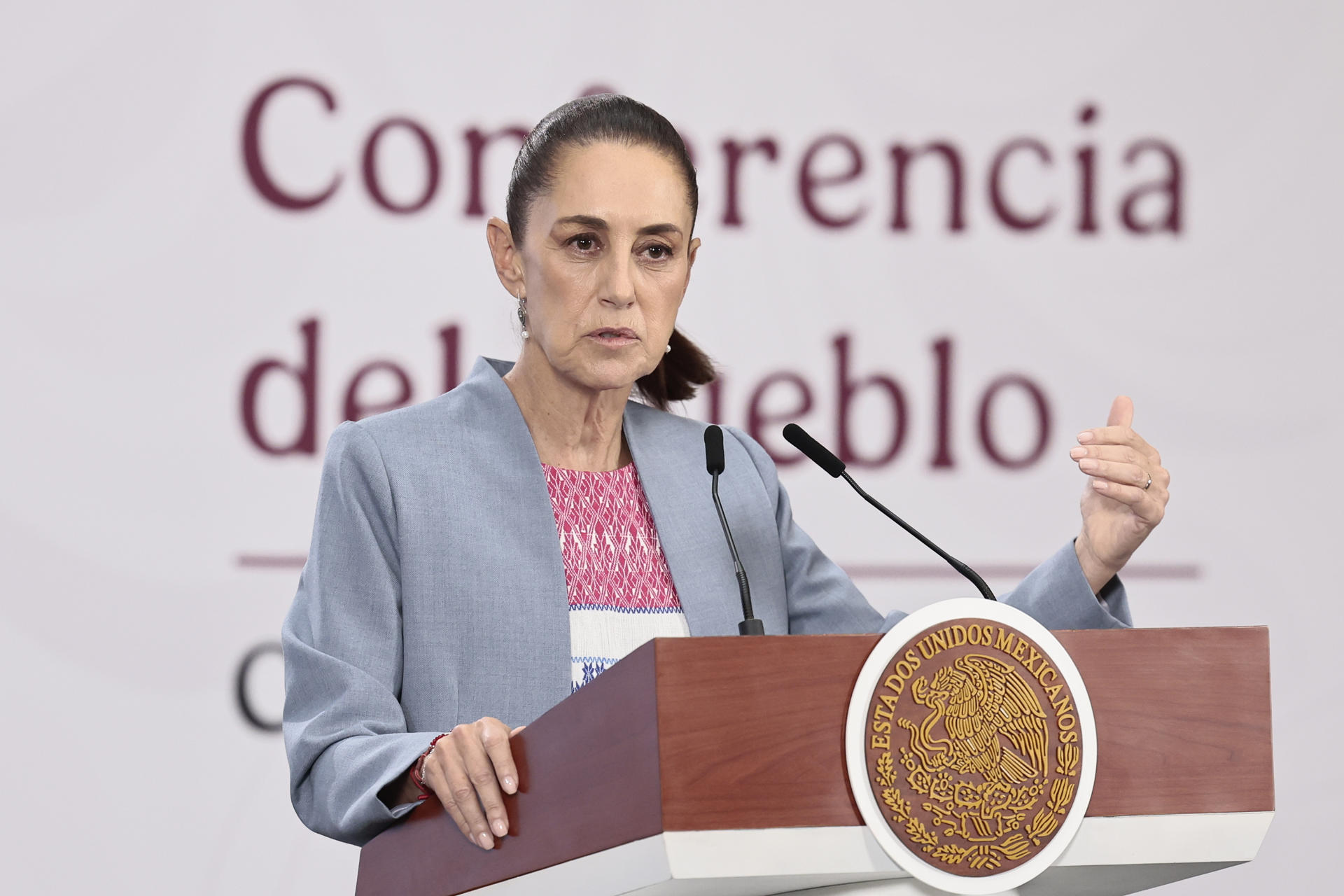 La presidenta de México, Claudia Sheinbaum, habla durante una rueda de prensa este martes en el Palacio Nacional de la Ciudad de México (México). EFE/José Méndez
