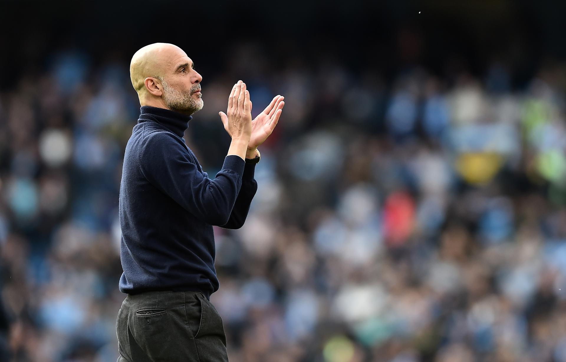 El entrenador del Manchester City, Pep Guardiola saluda al pública tras el partido de la Premier League qu disputan este domingo en Manchester. EFE/EPA/PETER POWELL