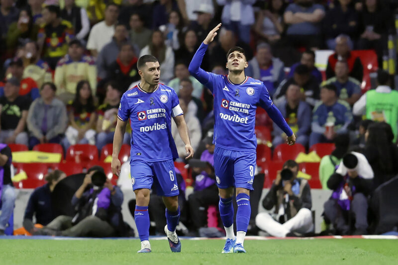 Omar Campos (d) de Cruz Azul celebra un gol en un partido de la jornada 14 del torneo apertura 2026 de la Liga MX entre América y Cruz Azul en el estadio Banorte en Ciudad de México (México). EFE/ Sáshenka Gutiérrez