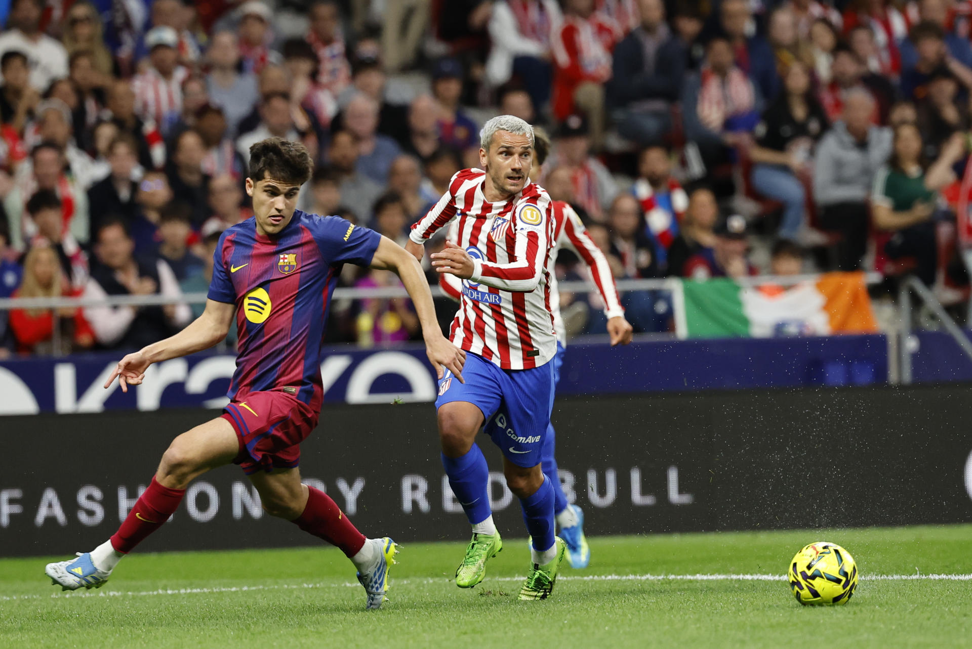 Atlético de Madrid contra el arbitraje y pide explicaciones al CTA Griezmann, en una acción con Pau Cubarsí en el partido de este sábado en LaLiga EA Sports. EFE/ Mariscal