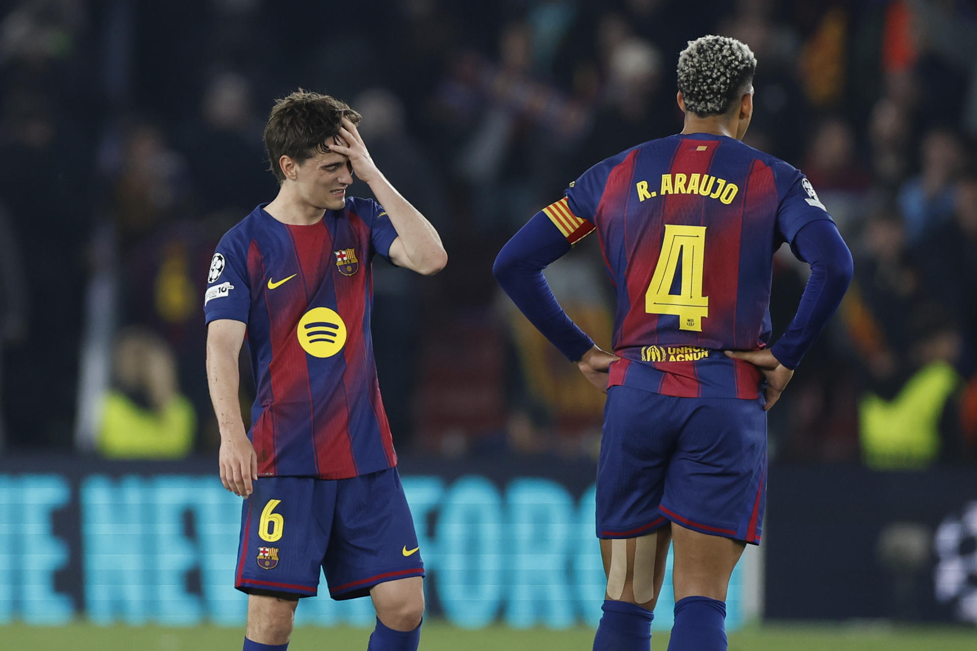Los jugadores del FC Barcelona, Gavi y Araujo, a la finalización del encuentro correspondiente a la ida de los cuartos de final de la Liga de Campeones que han disputado FC Barcelona y Atlético de Madrid en el estadio Camp Nou, en Barcelona. EFE/Alberto Estevez.