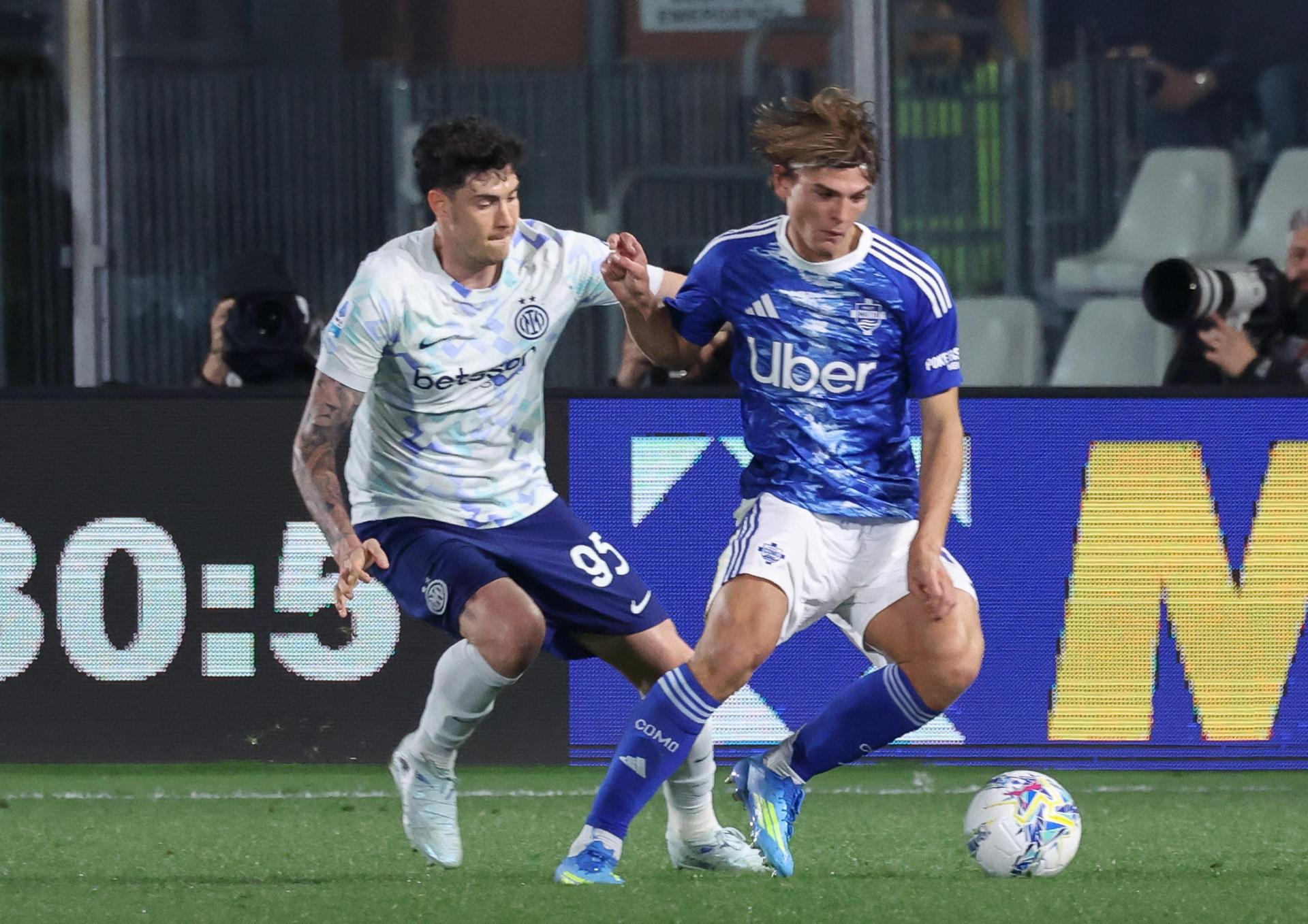 El juagdor del Como 1907 Nico Paz (d) en acción ante Alessandro Bastoni del FC Inter durante el partido de la Serie A que han jugado Como 1907 y FC Inter Milan, en Como, Italia. EFE/EPA/ROBERTO BREGANI
