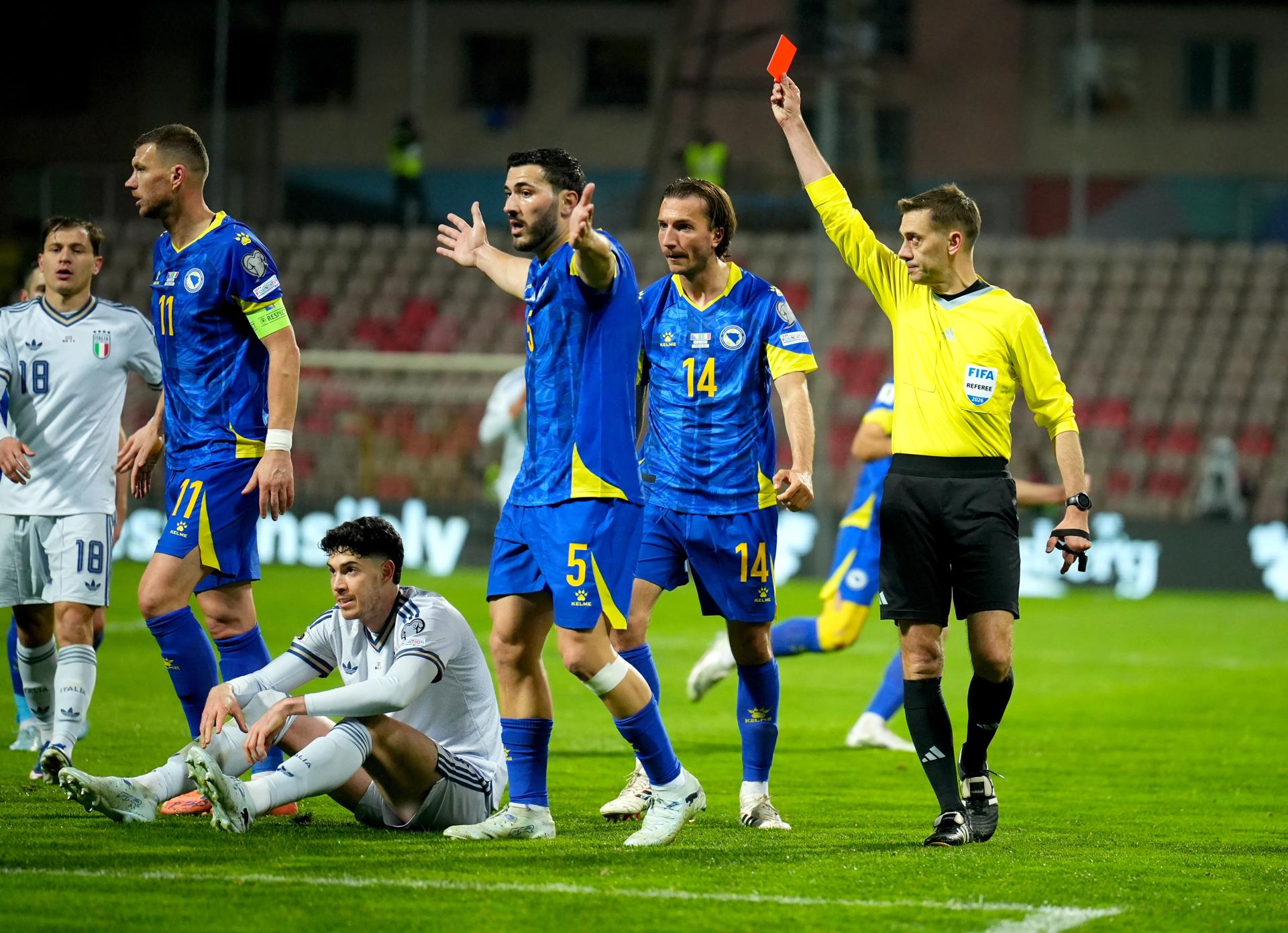 El jugador italiniano Alessandro Bastoni (abajo) sentado en el campo mientras el árbitro Clément Turpin le muestra la tarjeta roja durante el partido de repesca europeo de la Copa Mundial de la FIFA 2026 entre Bosnia y Herzegovina e Italia en Zenica, Bosnia y Herzegovina. EFE/EPA/NIDAL SALJIC
 
//////////
 
Zenica (Bosnia and Herzegovina), 31/03/2026.- Alessandro Bastoni (bottom) of Italy sits on the pitch as referee Clement Turpin shows him the red card during the FIFA World Cup 2026 European playoff match between Bosnia and Herzegovina and Italy in Zenica, Bosnia and Herzegovina, 31 March 2026. (Mundial de Fútbol, Bosnia-Herzegovina, Italia) EFE/EPA/NIDAL SALJIC