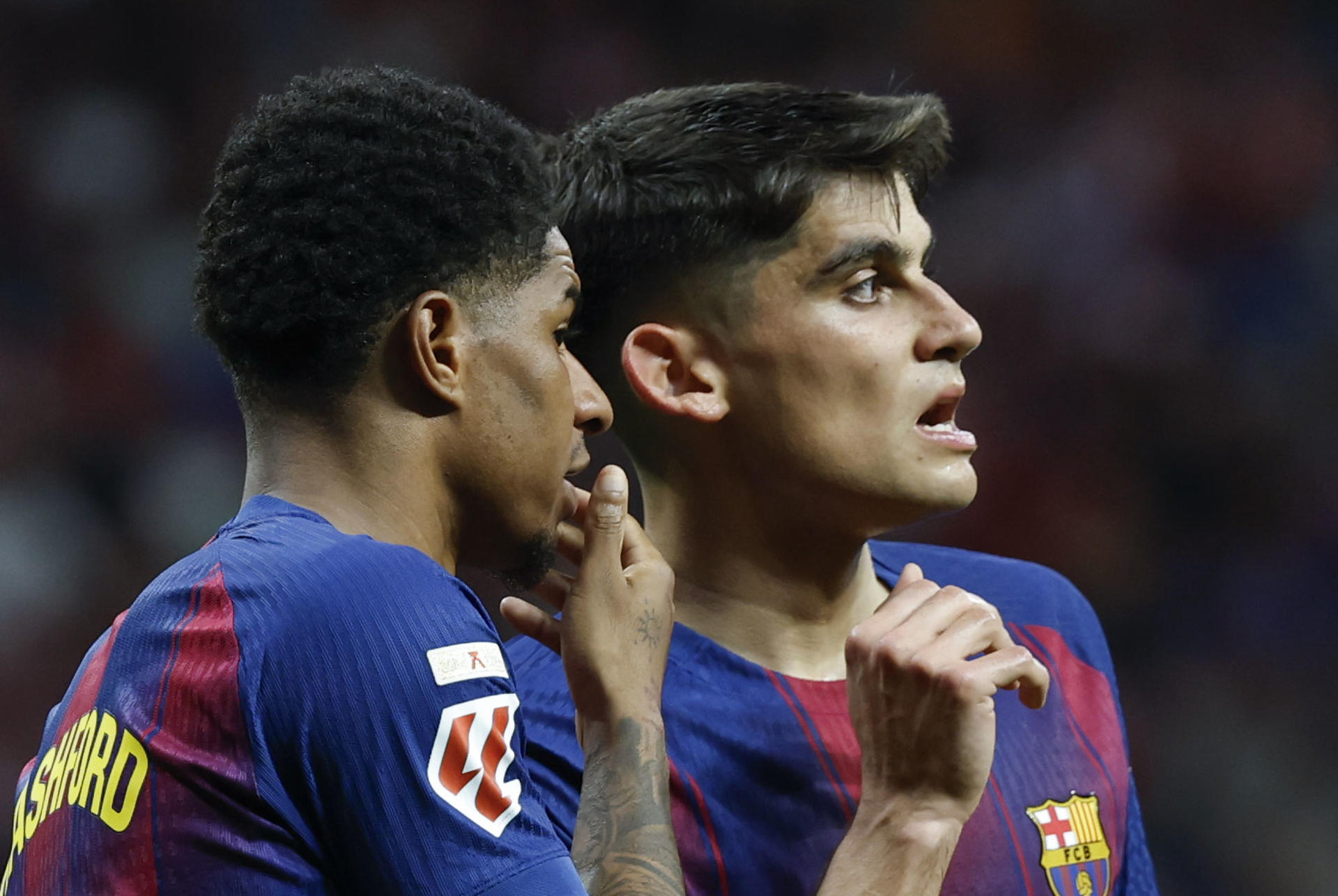 Marcus Rashford (i) y Gerard Martín del FC Barcelona conversán durante el partido de la jornada 30 de LaLiga EA Sports que Atlético de Madrid y FC Barcelona disputaron en el Estadio Riyadh Air Metropolitano de la capital española. EFE/ Chema Moya