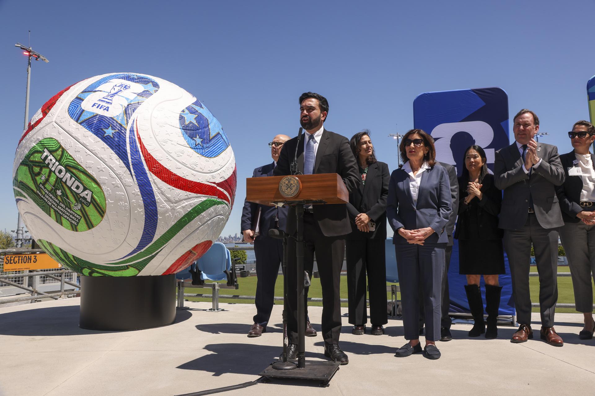 El alcalde de Nueva York, Zohran Mamdani, anunció este lunes que los cinco distritos de la ciudad tendrán una zona de fans gratuita con eventos y fiestas alrededor de los partidos del Mundial que comenzará el 11 de junio. EFE/EPA/SARAH YENESEL Mundial 2026