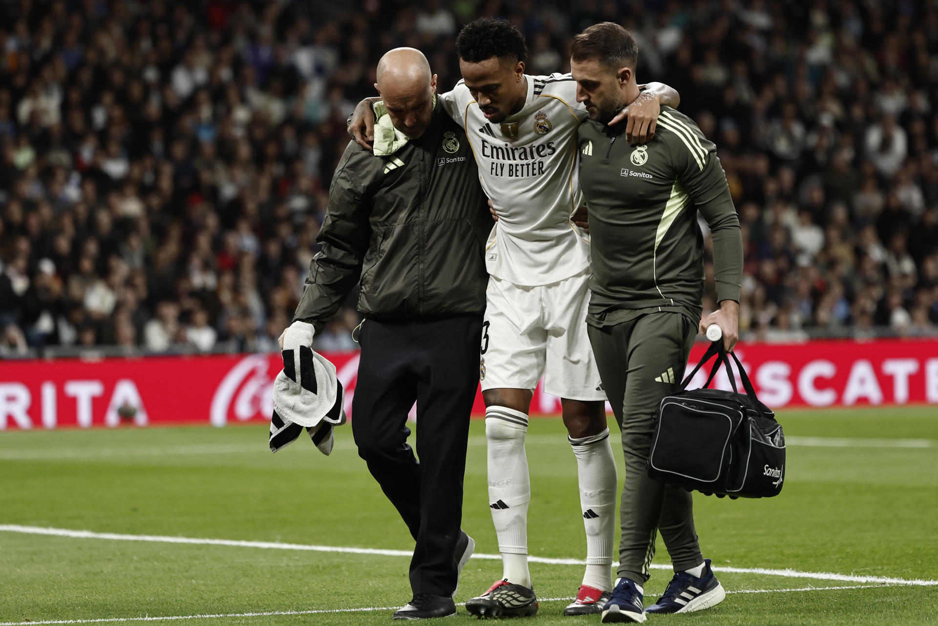Alarma en el Real Madrid: Militão se retira lesionado ante el Alavés El defensa del Real Madrid Éder Militão se retira lesionado, durante el partido de la jornada 15 de Liga que disputan el Real Madrid y el Celta de vigo en el estadio Bernabéu de Madrid. EFE/ Sergio Pérez