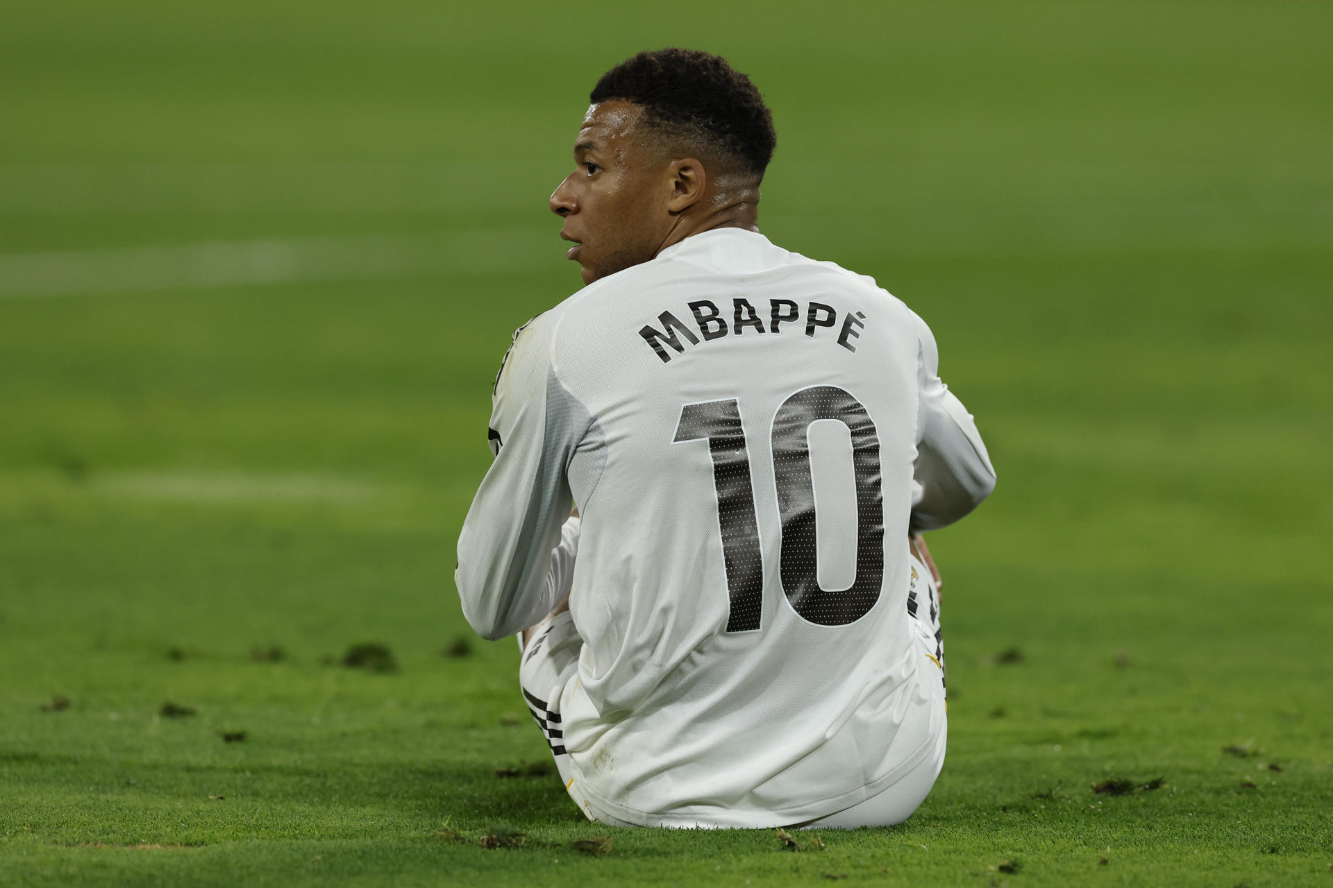 El delantero francés del Real Madrid, Kylian Mbappé, durante el encuentro correspondiente a la jornada 32 de Laliga EA Sports que disputaron el pasado 24 de abril Betis y Real Madrid. EFE/Julio Muñoz
