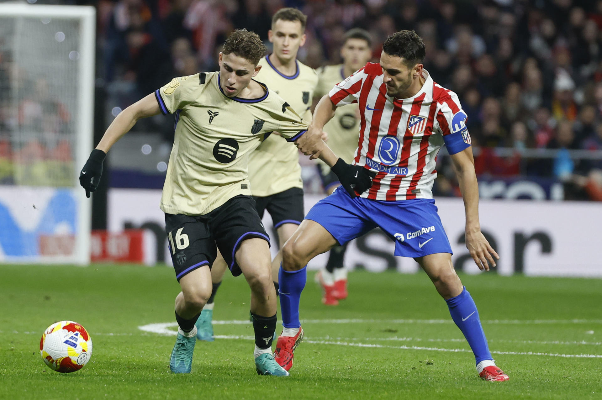 Fermín López y Koke en el último Atlético de Madrid-Barcelona en el Metropolitano. EFE/Juanjo Martín